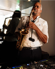 DJ beats + live sax = the perfect excuse to stay longer ????